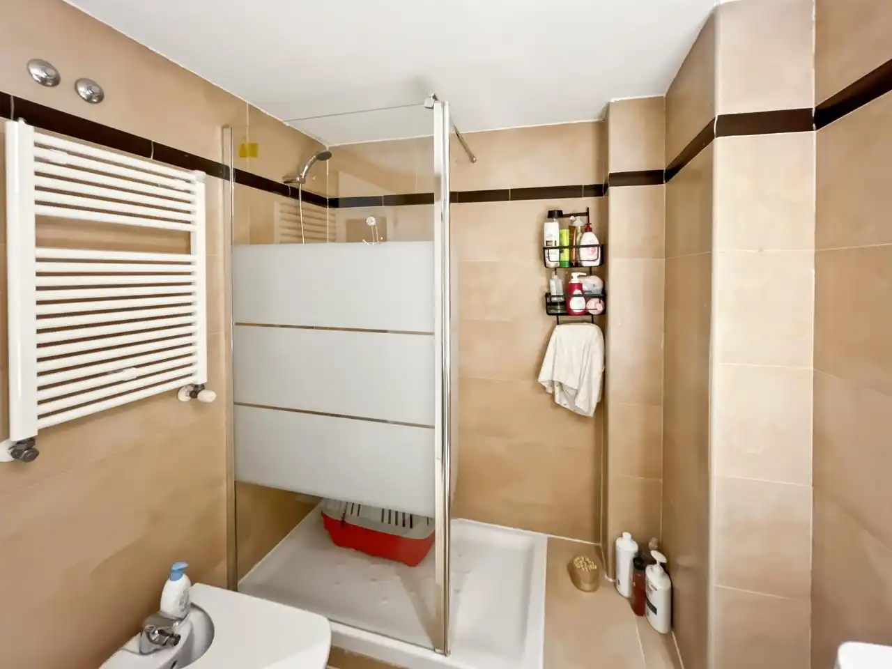 Bathroom of Flat for sale in Madrid  with Air Conditioner, Heating and Storage room