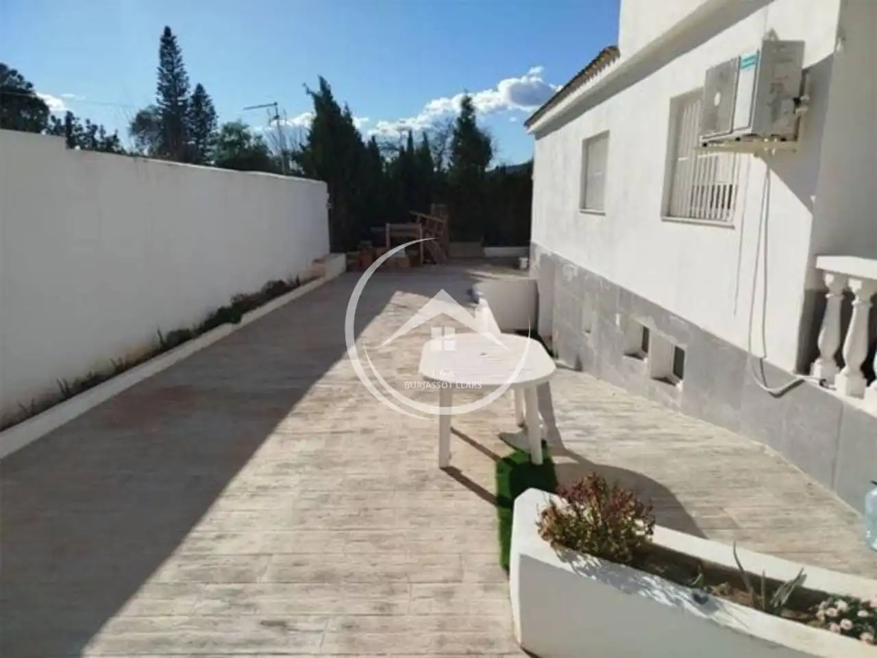 Vista exterior de Casa o xalet en venda en Riba-roja de Túria amb Aire condicionat, Jardí privat i Terrassa