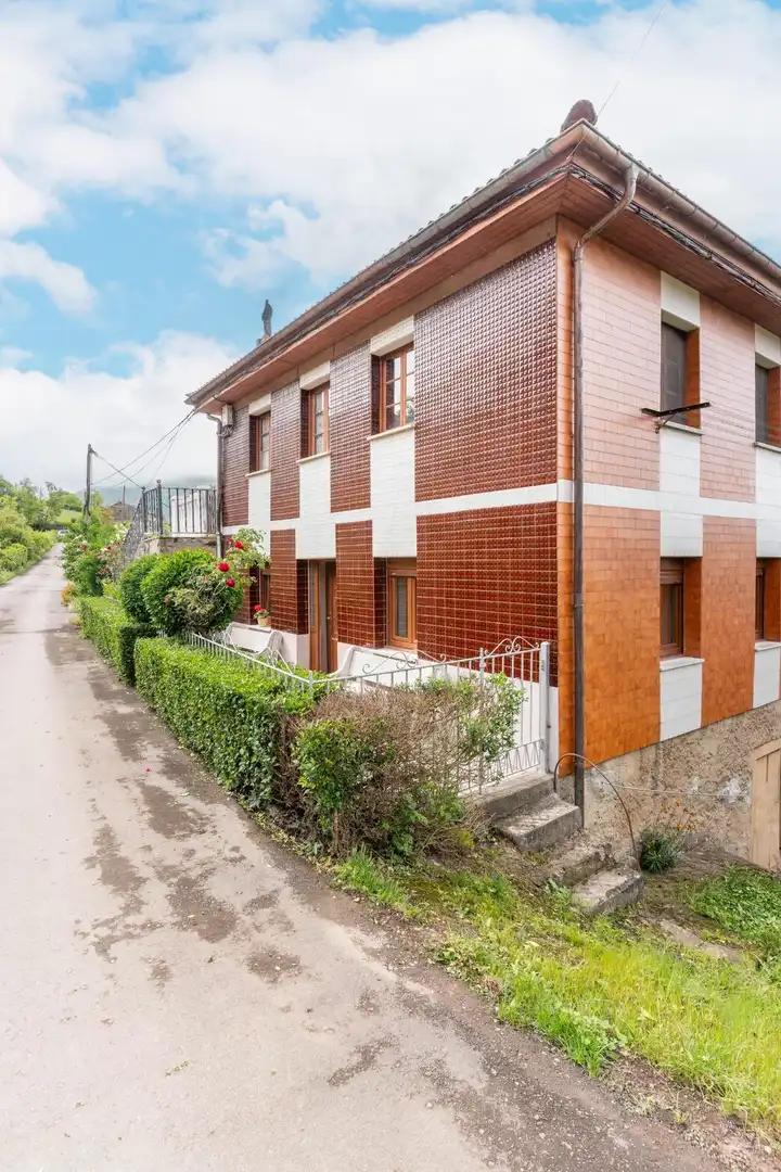 Vista exterior de Casa o xalet en venda en Lena amb Calefacció, Terrassa i Traster