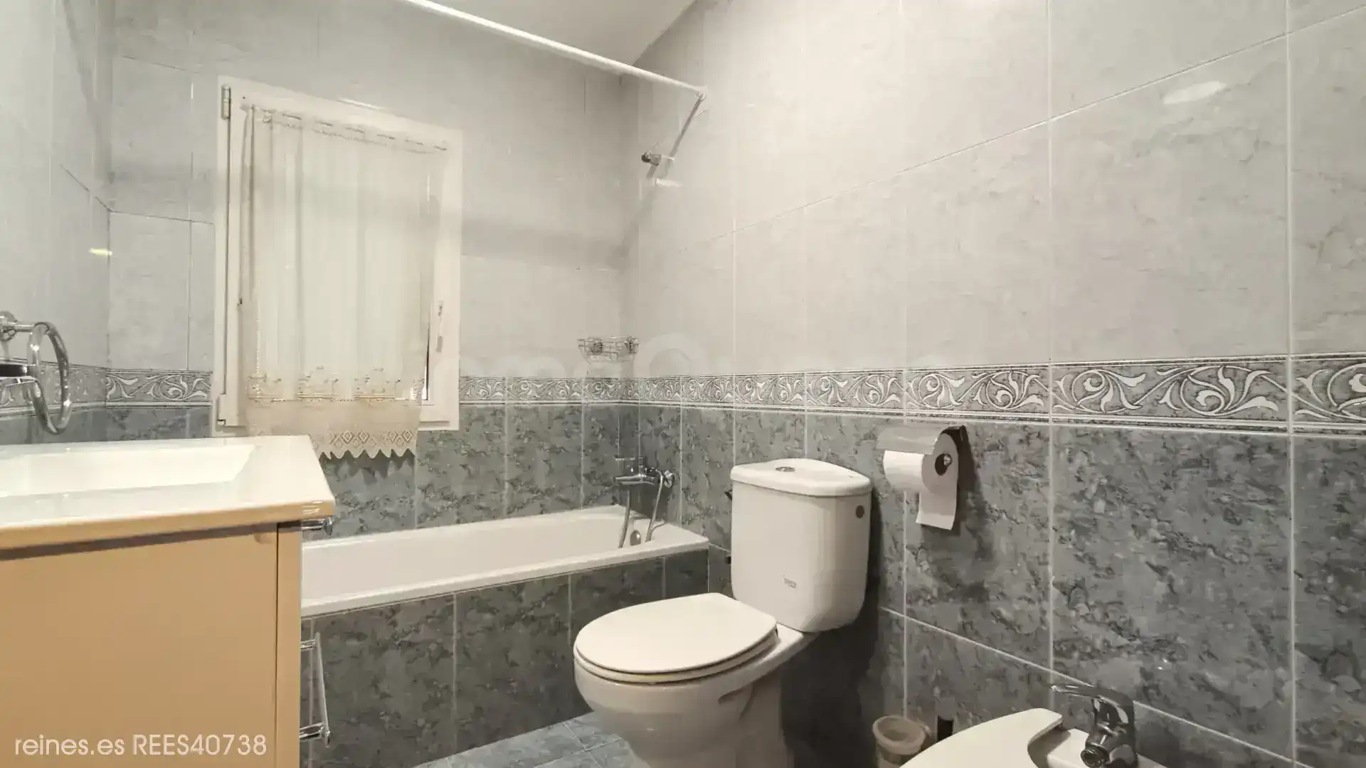 Baño de Piso de alquiler en Siero con Calefacción, Terraza y Amueblado