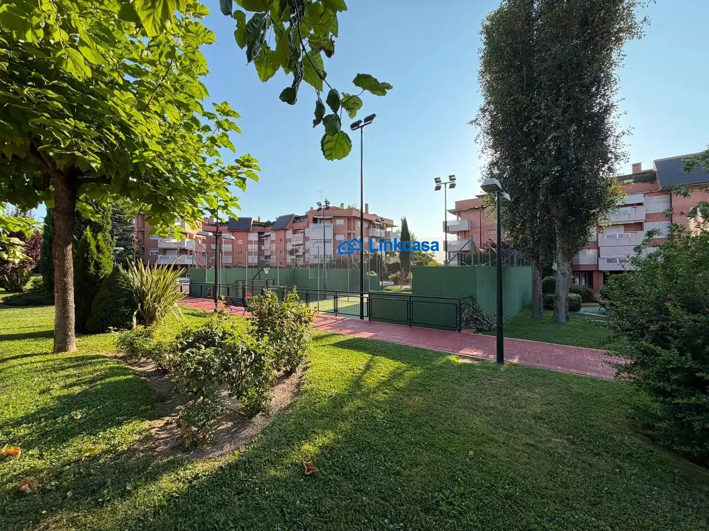 Vista exterior de Pis en venda en Pozuelo de Alarcón amb Aire condicionat, Calefacció i Jardí privat