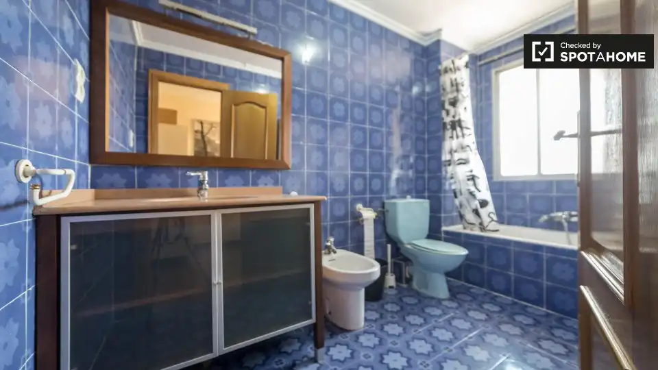 Baño de Piso de alquiler en Valencia con Aire acondicionado, Calefacción y Amueblado