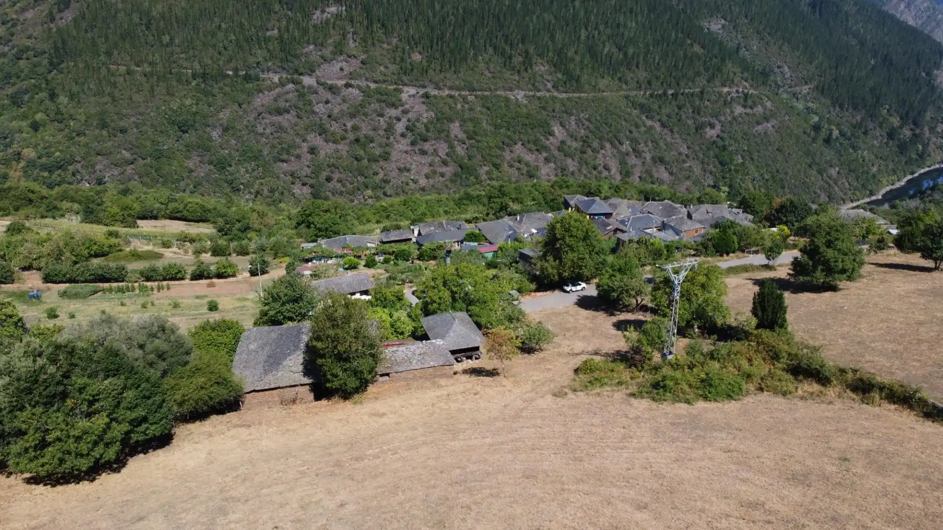 Vista exterior de Casa o xalet en venda en Allande amb Jardí privat i Balcó