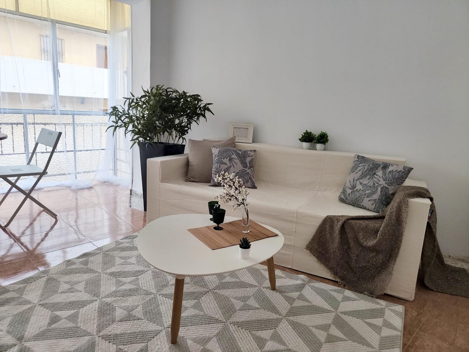 Sala de estar de Piso en venta en  Almería Capital con Balcón y Alarma