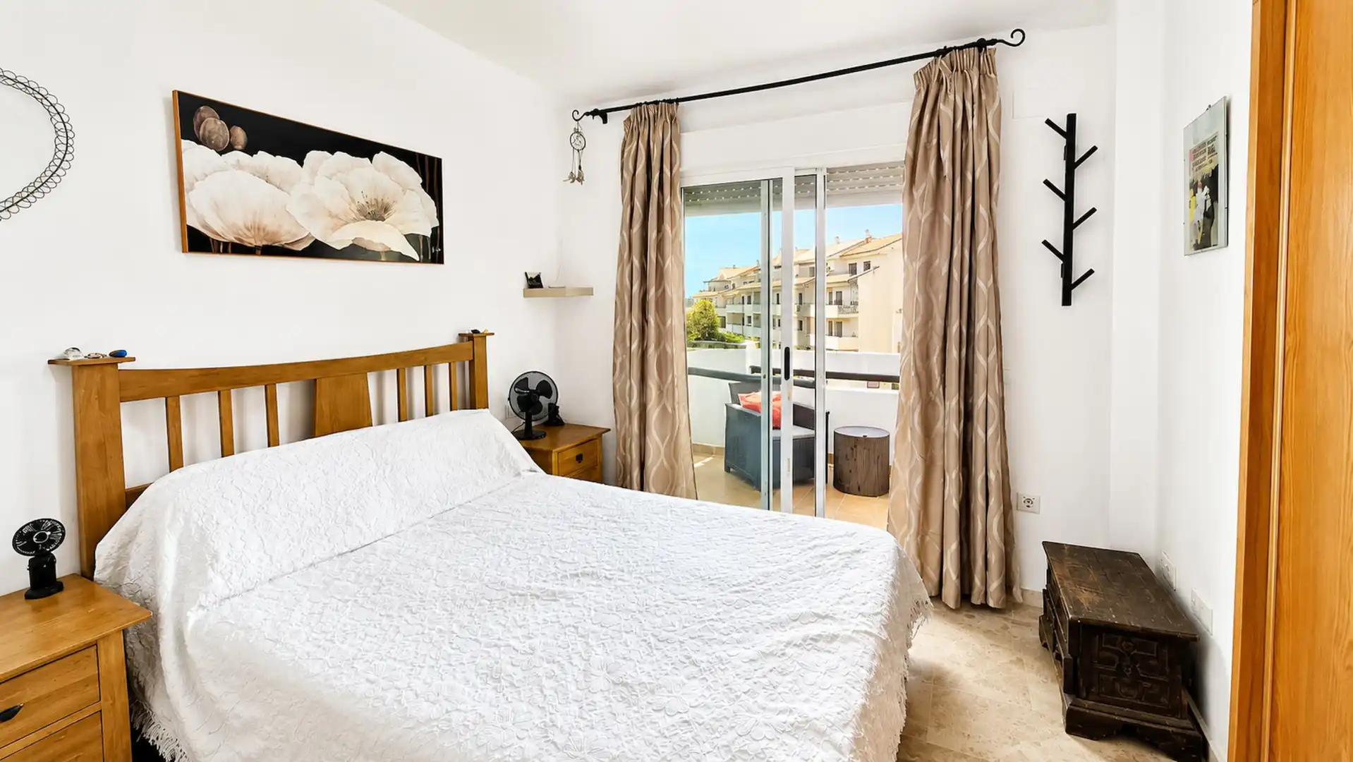 Dormitori de Apartament en venda en Manilva amb Terrassa, Piscina i Moblat