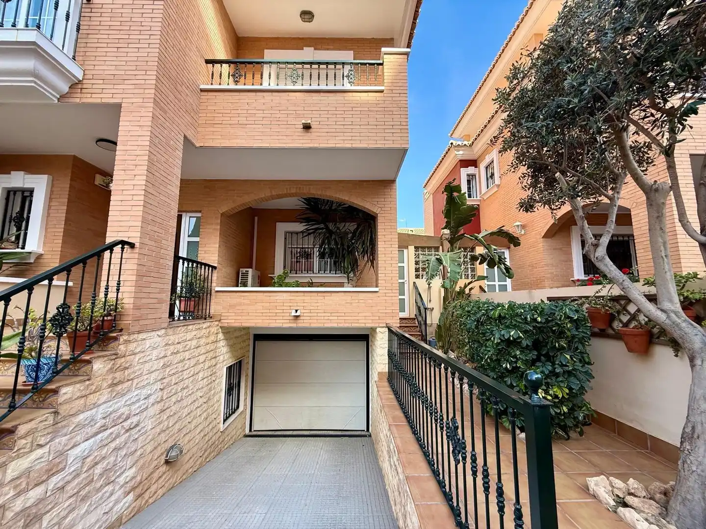 Vista exterior de Casa adosada en venta en Almería con Aire acondicionado, Jardín privado y Terraza