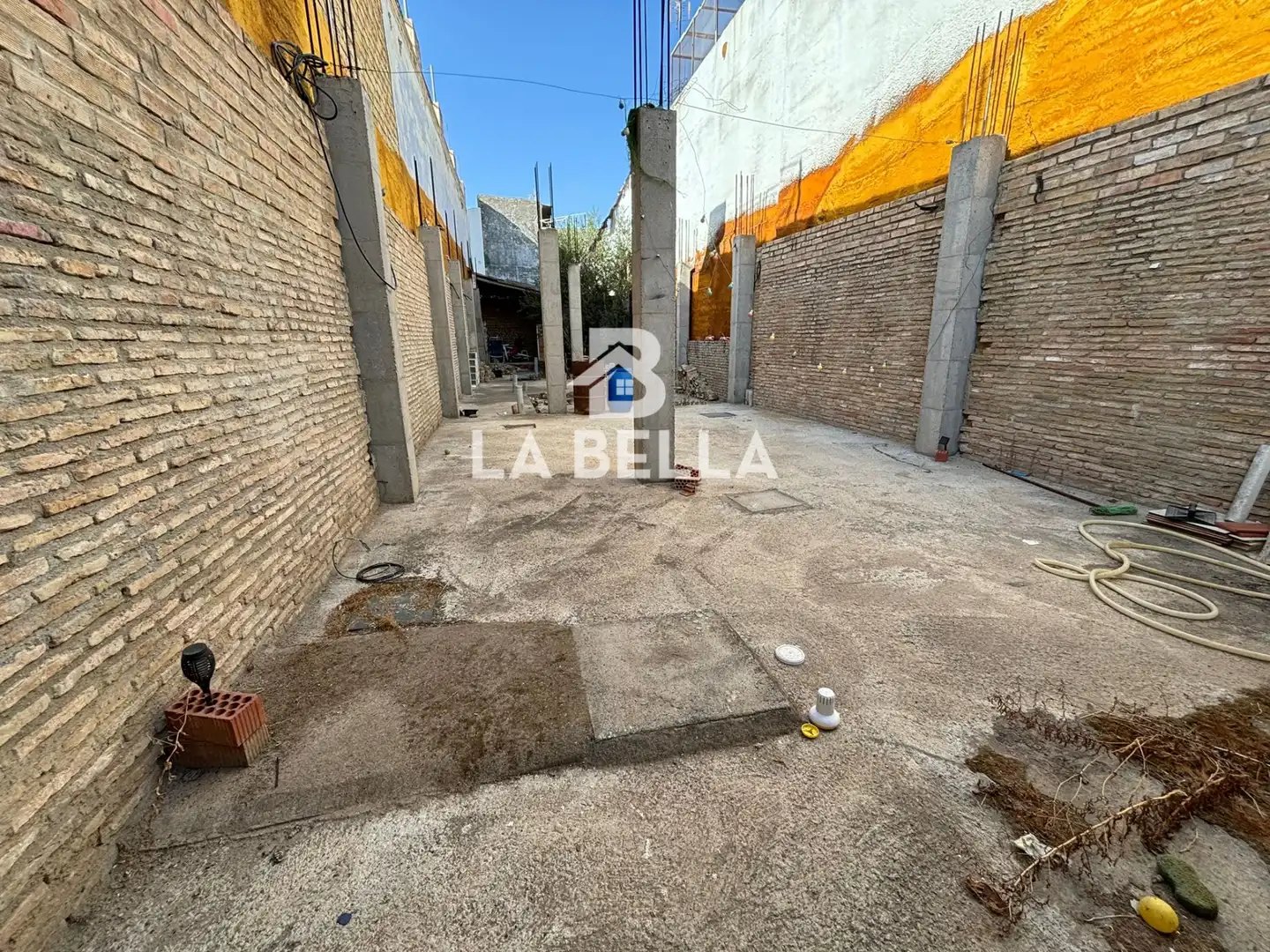 Vista exterior de Residencial en venda en Sevilla