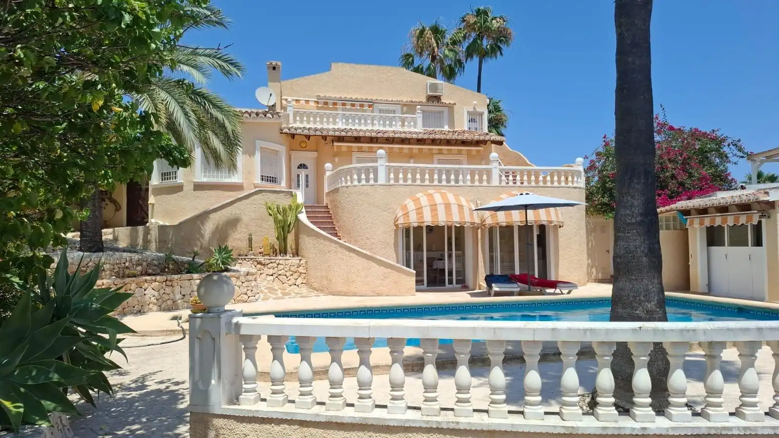 Vista exterior de Casa o xalet en venda en Benissa amb Aire condicionat, Jardí privat i Terrassa