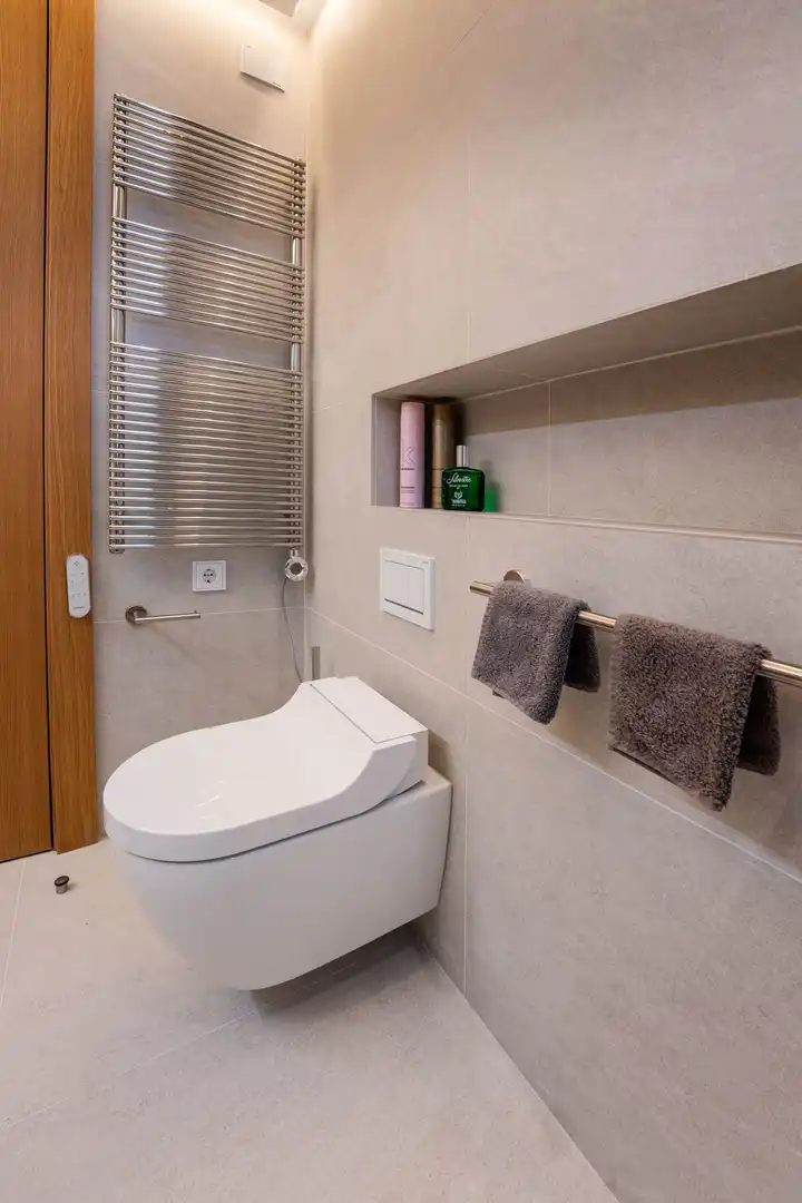 Badezimmer von Wohnung zum Verkauf in Benahavís mit Terrasse, Abstellraum und Möbliert