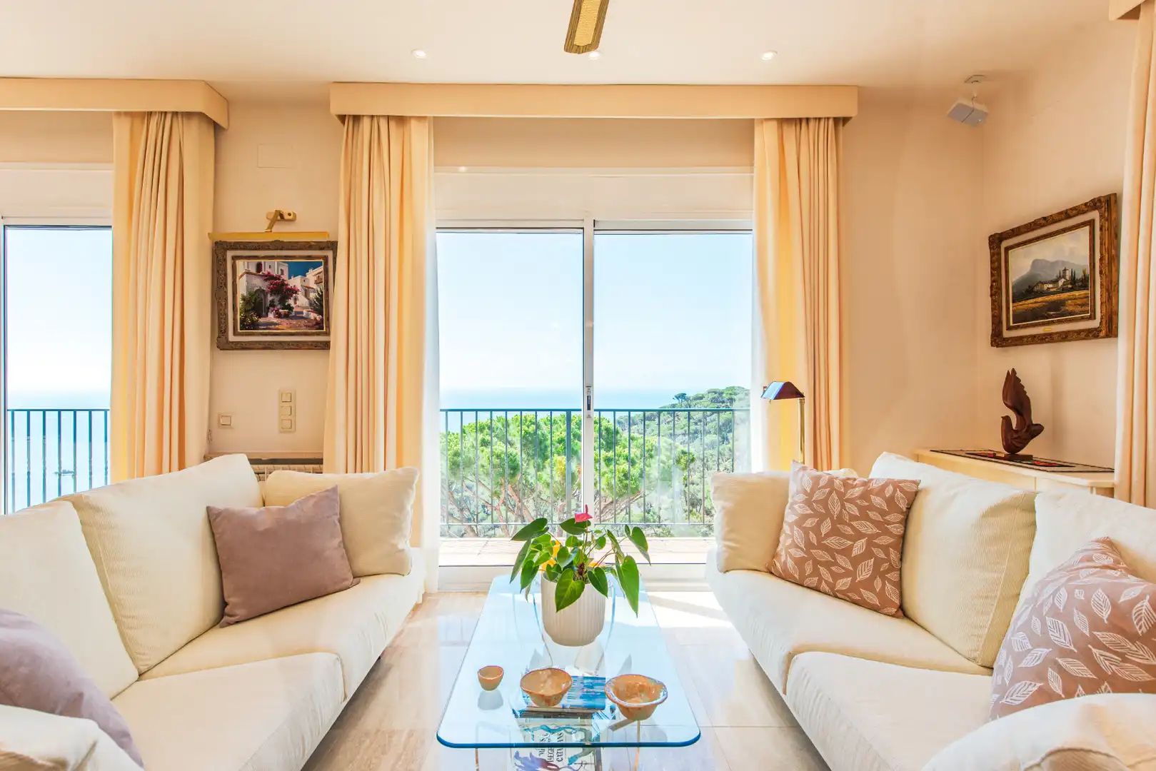 Sala d'estar de Casa o xalet en venda en Sant Feliu de Guíxols amb Aire condicionat, Calefacció i Jardí privat