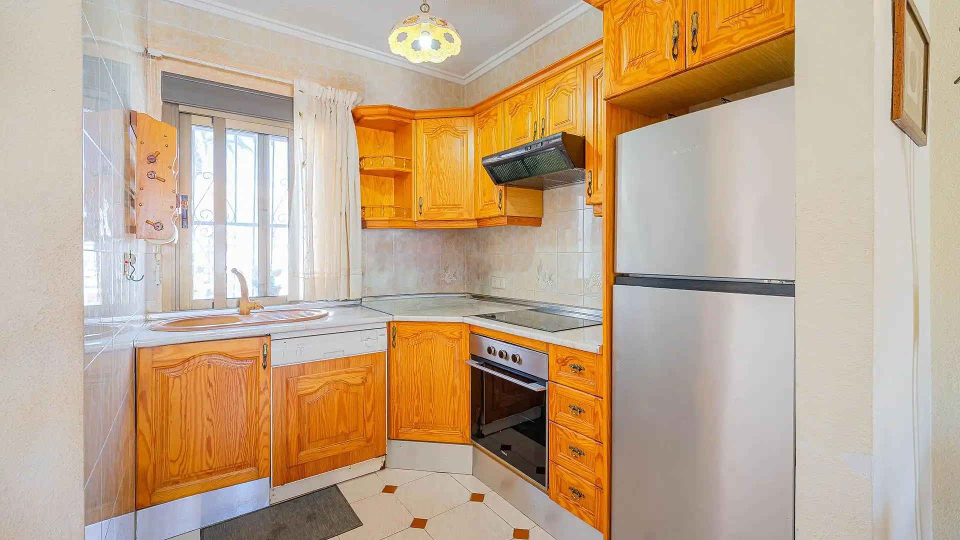 Cocina de Casa adosada en venta en Torrevieja con Jardín privado, Trastero y Piscina
