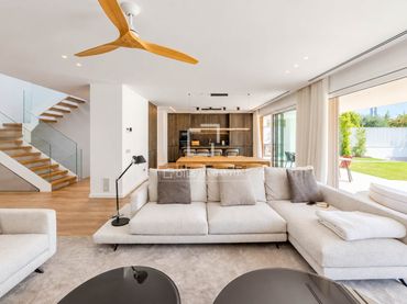 Villa con balcone in vendita a Vallpineda - Santa Bárbara