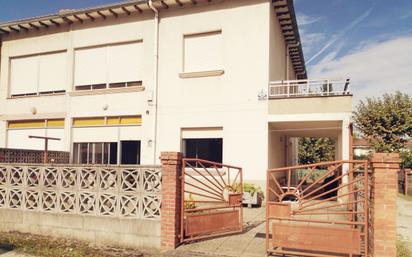 Vista exterior de Casa adosada en venda en Torrelavega  amb Calefacció i Terrassa