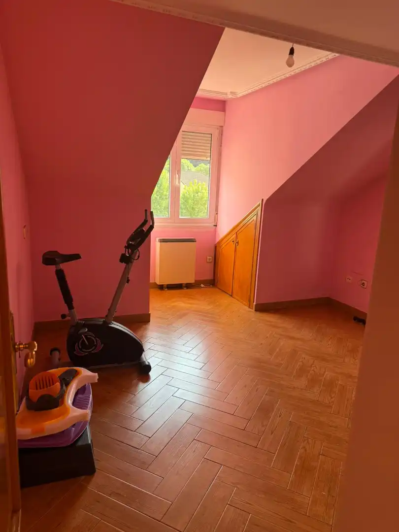 Casa adosada en venda en Oviedo  amb Calefacció, Parquet i Traster
