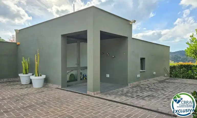 Vista exterior de Casa o xalet en venda en La Jonquera amb Aire condicionat, Calefacció i Jardí privat