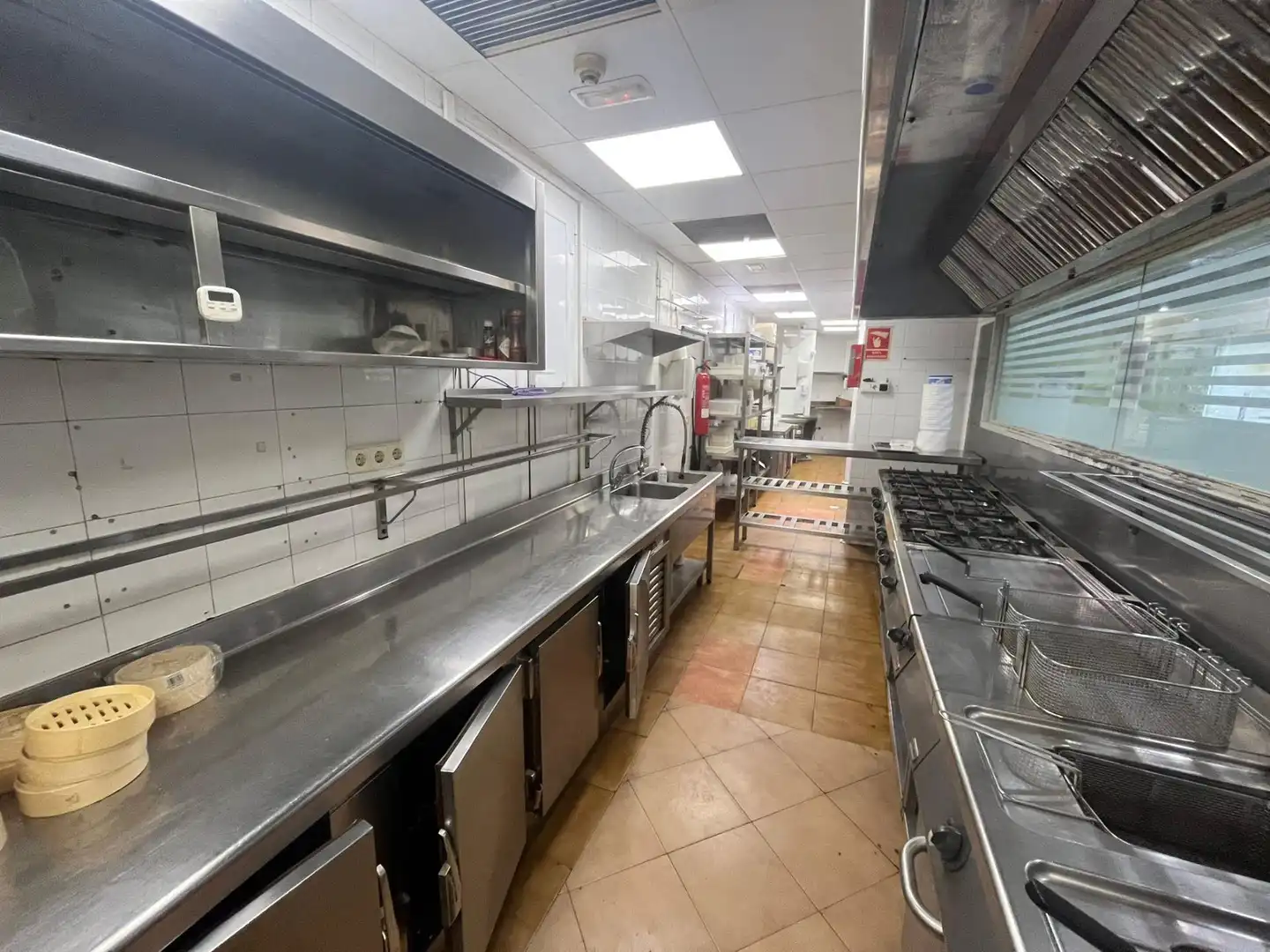 Cocina de Local en traspaso en Sevilla con Amueblado