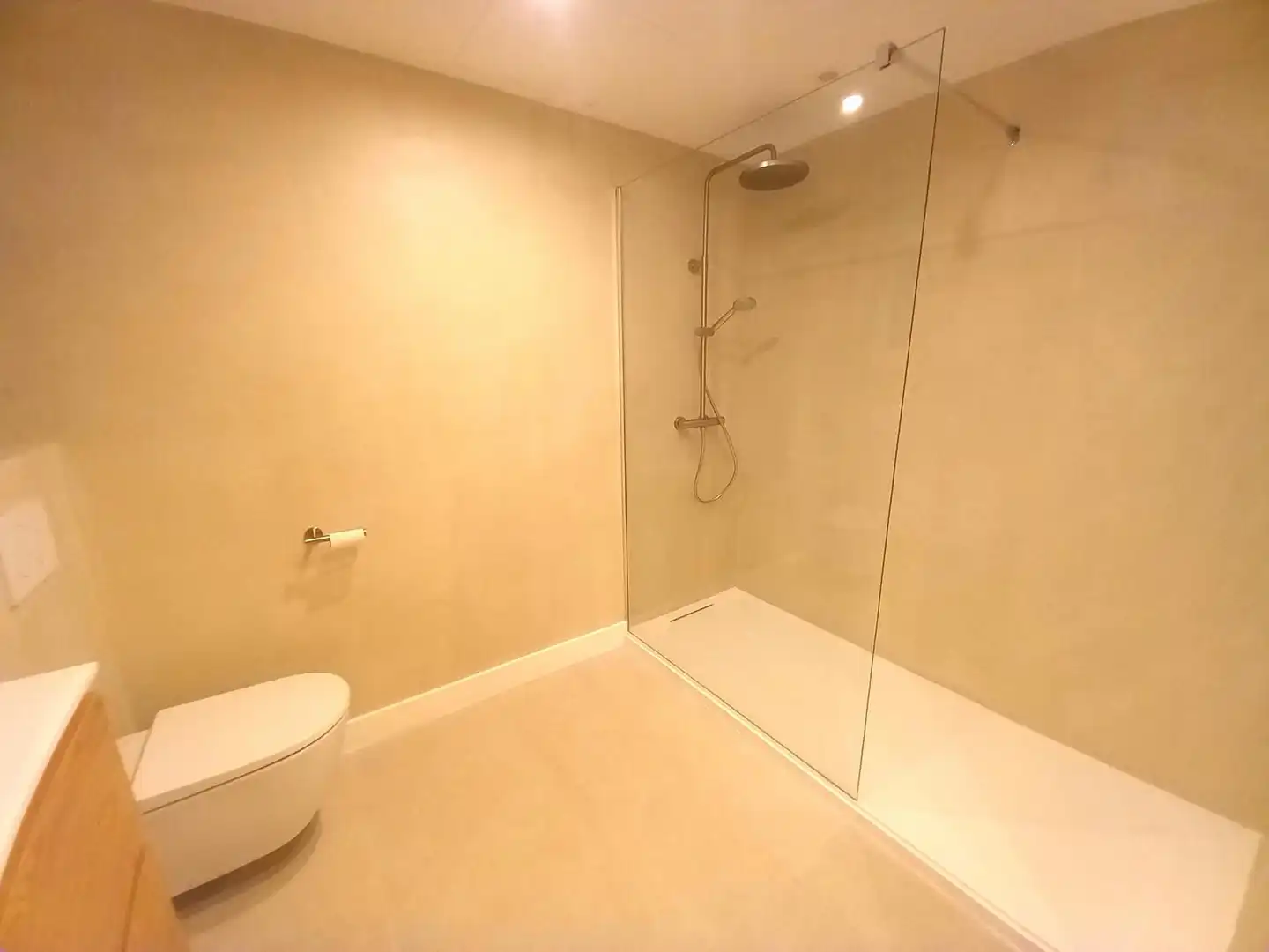Badezimmer von Wohnung zur Miete in Barcelona mit Klimaanlage, Heizung und Terrasse