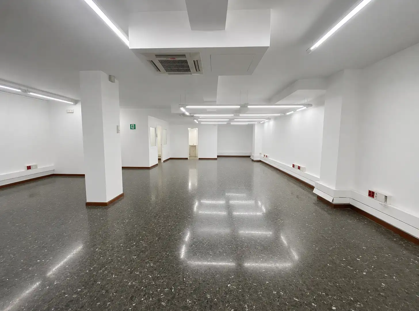 Office space with lift for sale in Carrer del Comte Borrell 26, imagen 2