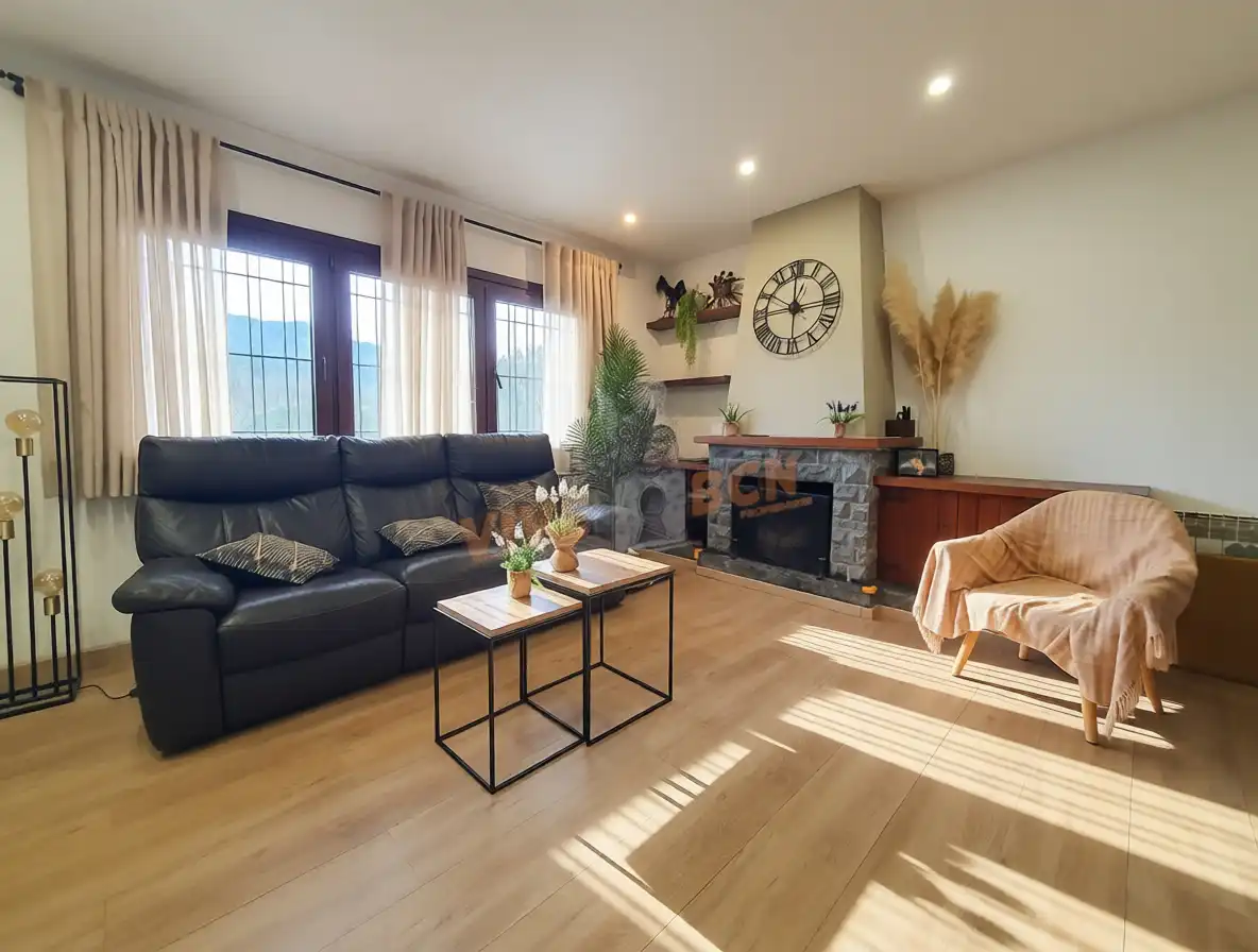 Sala d'estar de Casa o xalet en venda en Vallgorguina amb Calefacció, Jardí privat i Parquet