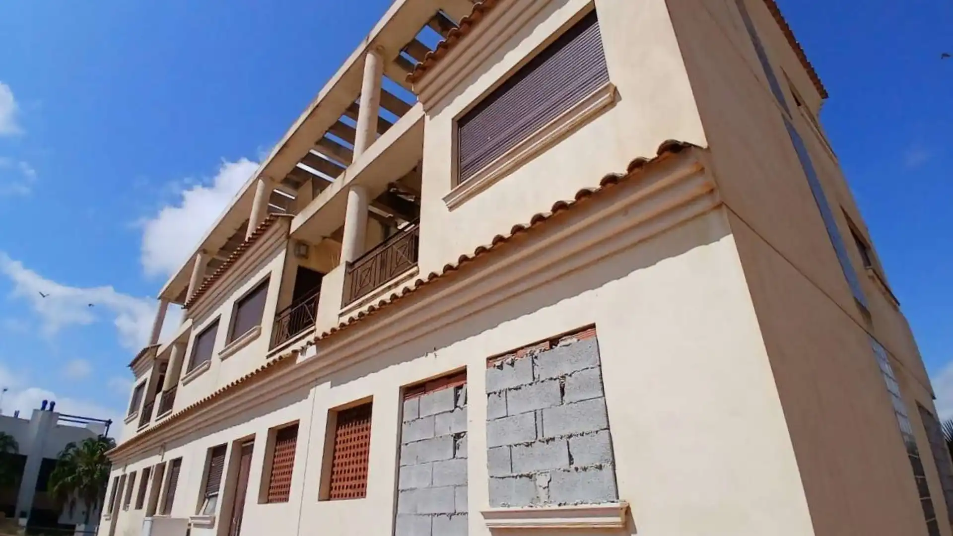 Vista exterior de Casa adosada en venta en Los Alcázares con Terraza y Piscina