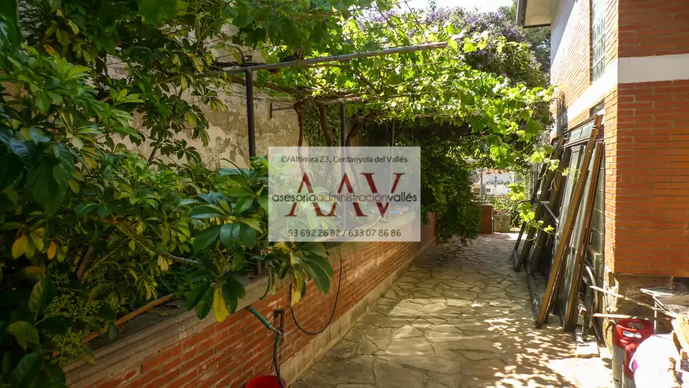 Jardí de Casa o xalet en venda en Cerdanyola del Vallès amb Aire condicionat, Calefacció i Jardí privat