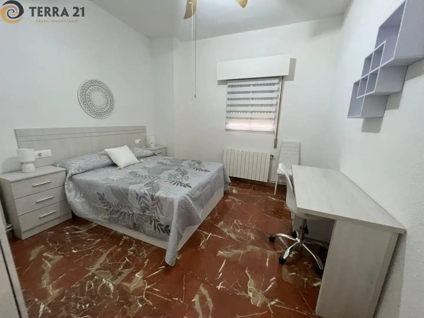 Dormitori de Pis de lloguer en Jaén amb Aire condicionat, Moblat i Balcó