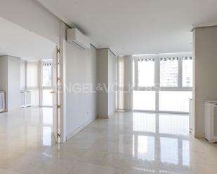 Sala d'estar de Apartament de lloguer en  Madrid Capital amb Aire condicionat i Calefacció