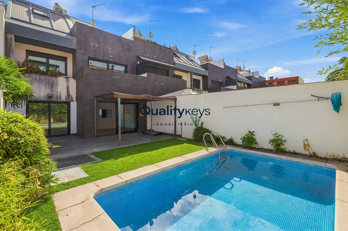 Vista exterior de Casa o chalet en venta en Madrid con Aire acondicionado, Calefacción y Jardín privado