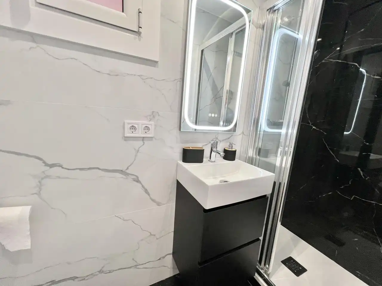 Bathroom of Houses for sale in Madrid  with Air Conditioner, Private garden and Terrace
