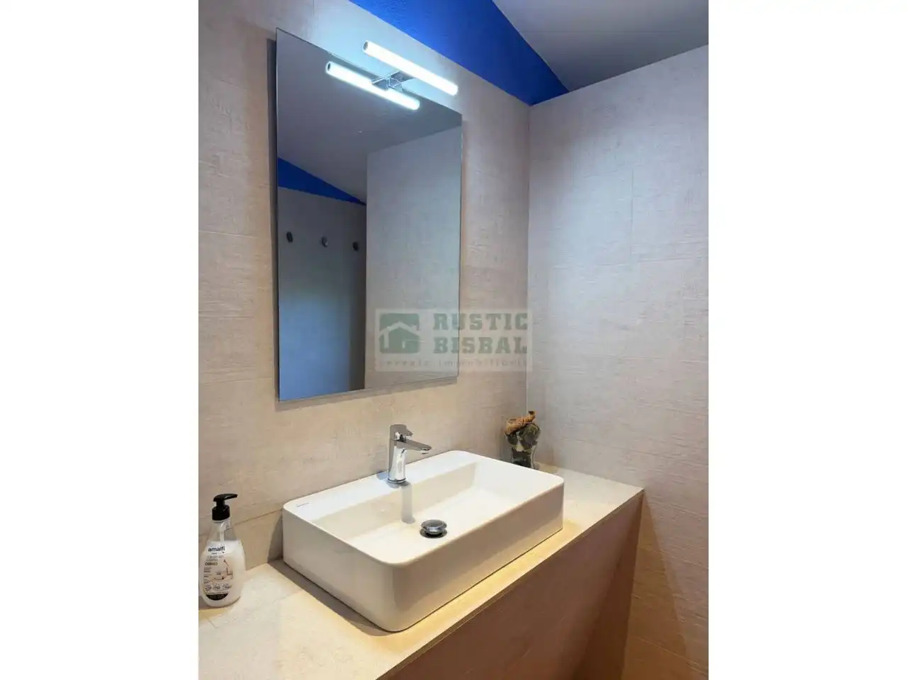Baño de Finca rústica de alquiler en Vilademuls con Aire acondicionado, Calefacción y Jardín privado