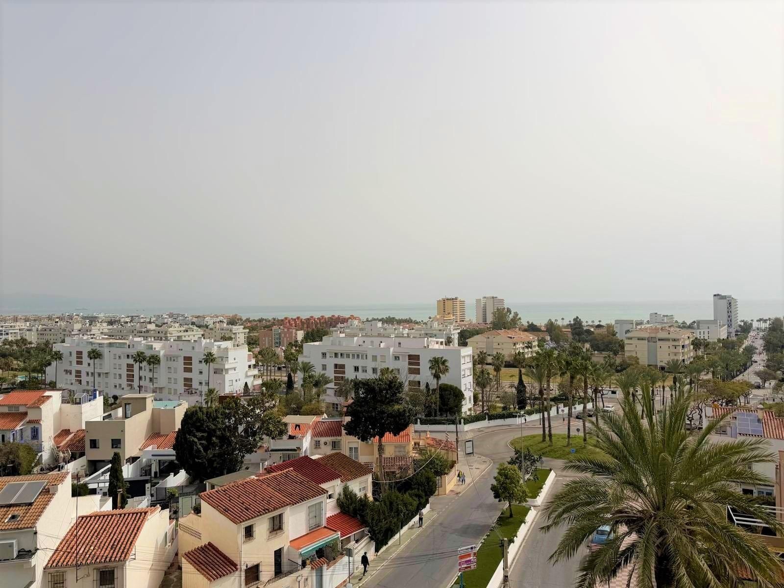 Vista exterior de Apartament en venda en Torremolinos amb Terrassa i Piscina comunitària