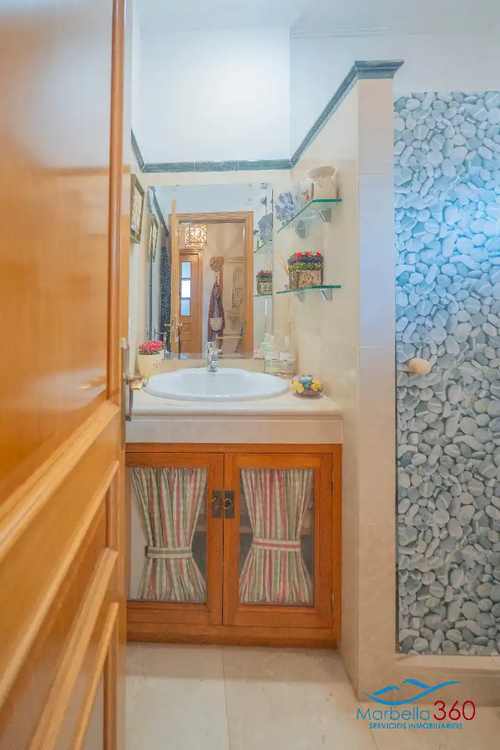 Baño de Casa adosada en venta en Marbella con Aire acondicionado, Calefacción y Jardín privado