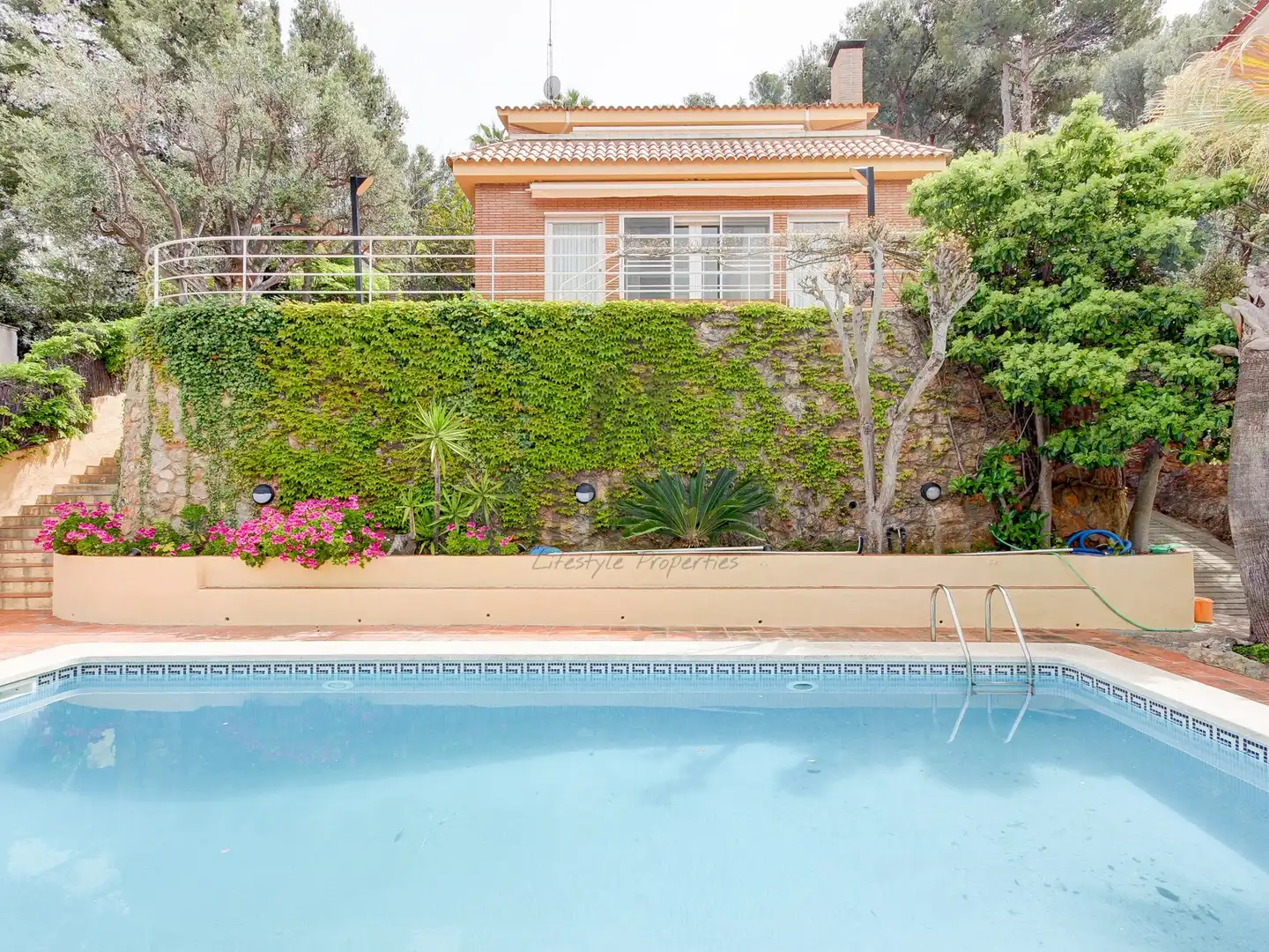 Piscina de Casa o chalet en venta en Castelldefels con Aire acondicionado, Calefacción y Terraza
