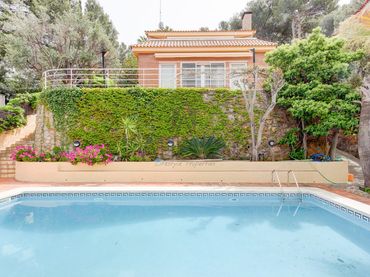 Casa amb piscina en venda a Azorín