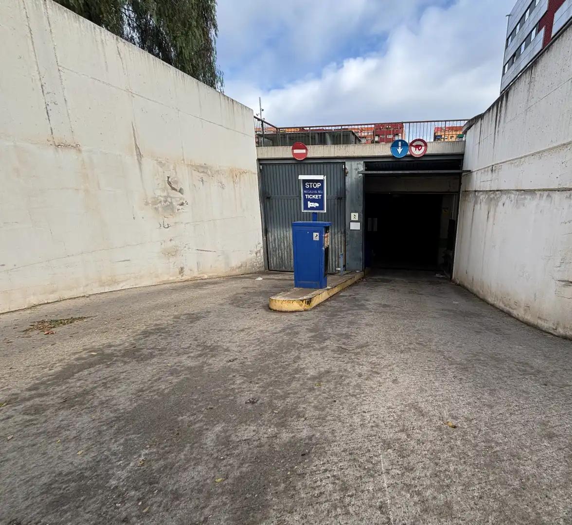 Garage zum Verkauf in Carrer Can Masachs, 18, Zona Industrial