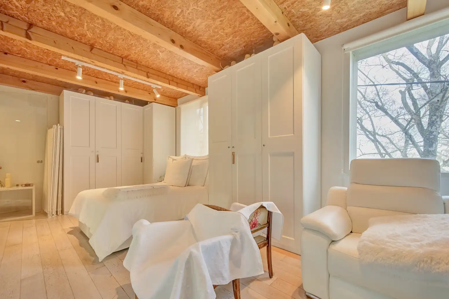 Habitación de Casa adosada en venta en  Pamplona / Iruña con Calefacción, Jardín privado y Parquet