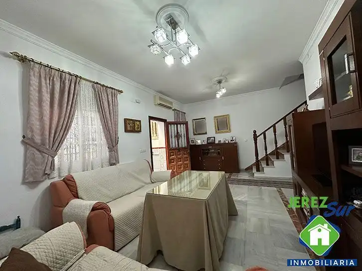 Sala d'estar de Casa adosada en venda en Jerez de la Frontera amb Aire condicionat, Terrassa i Traster
