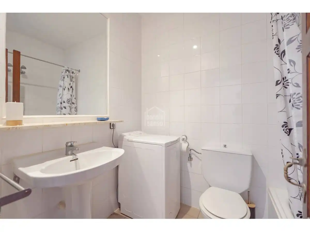 Baño de Apartamento en venta en Alaior con Terraza, Piscina y Amueblado