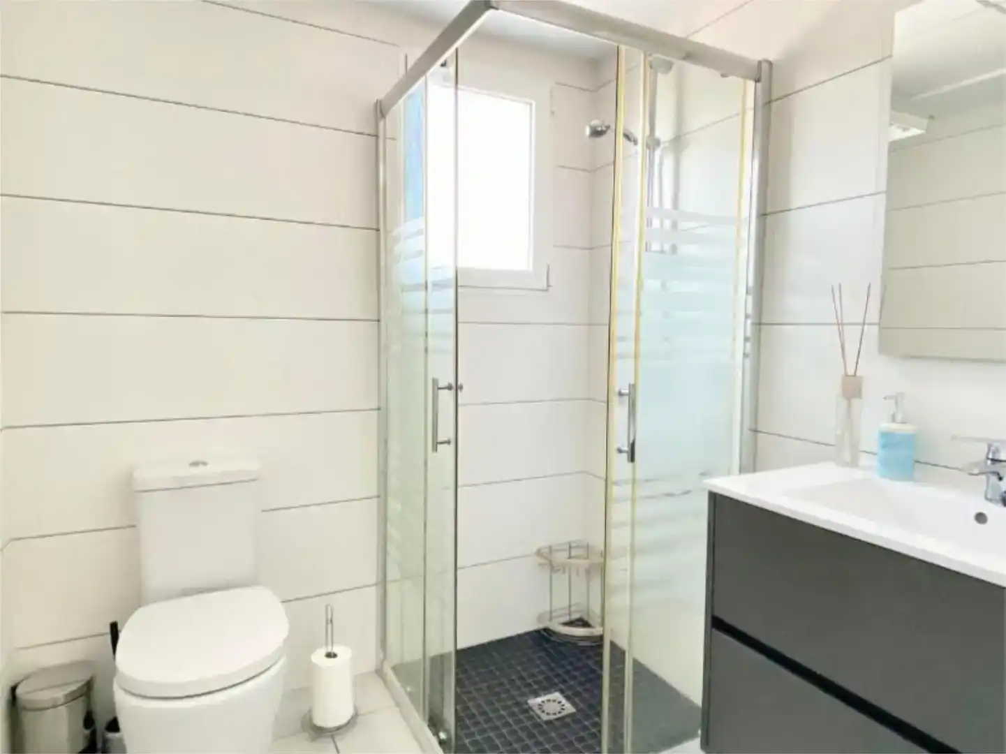 Badezimmer von Wohnung zum Verkauf in Torrevieja mit Klimaanlage und Schwimmbad