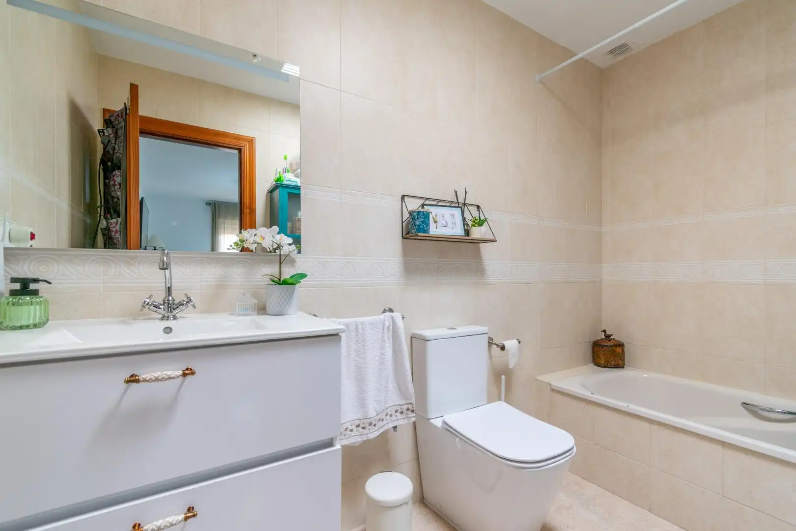Baño de Casa adosada en venta en Almería con Aire acondicionado, Calefacción y Terraza