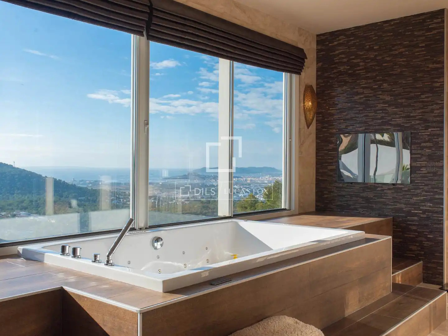 Bathroom of Houses for sale in Santa Eulària des Riu  with Air Conditioner, Heating and Private garden