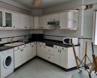 Cuina de Pis de lloguer en Santiago de Compostela  amb Parquet, Moblat i Forn