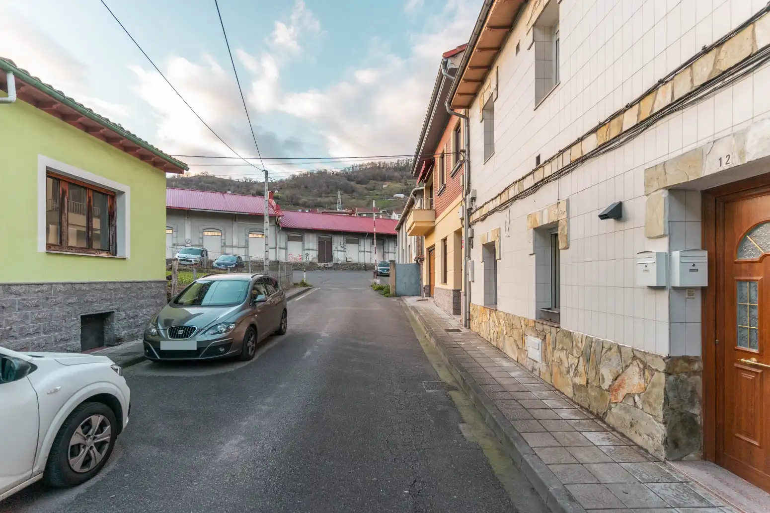 Außenansicht von Einfamilien-Reihenhaus zum Verkauf in Mieres (Asturias) mit Heizung, Terrasse und Abstellraum