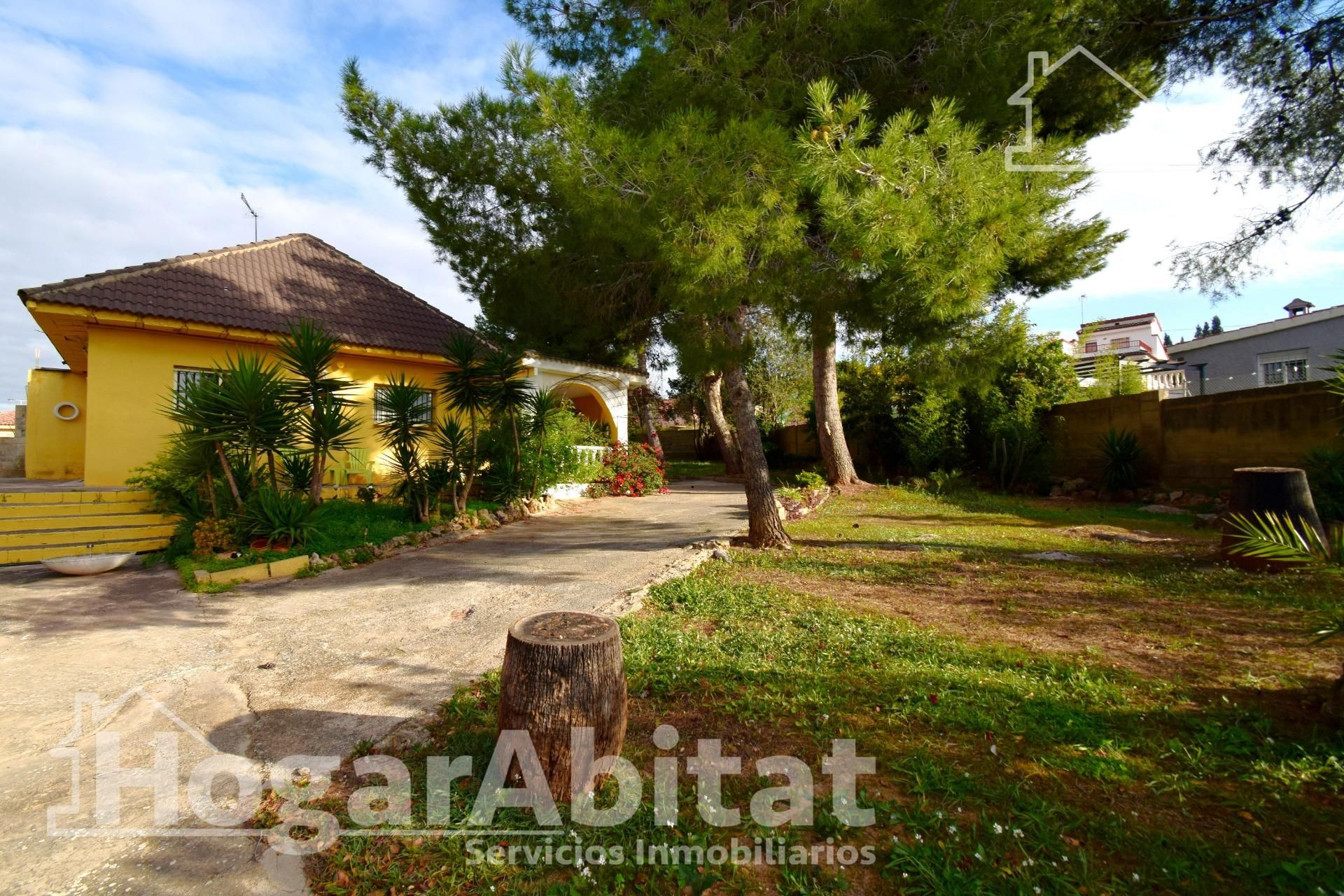 Vista exterior de Casa o xalet en venda en Llíria amb Jardí privat, Terrassa i Traster