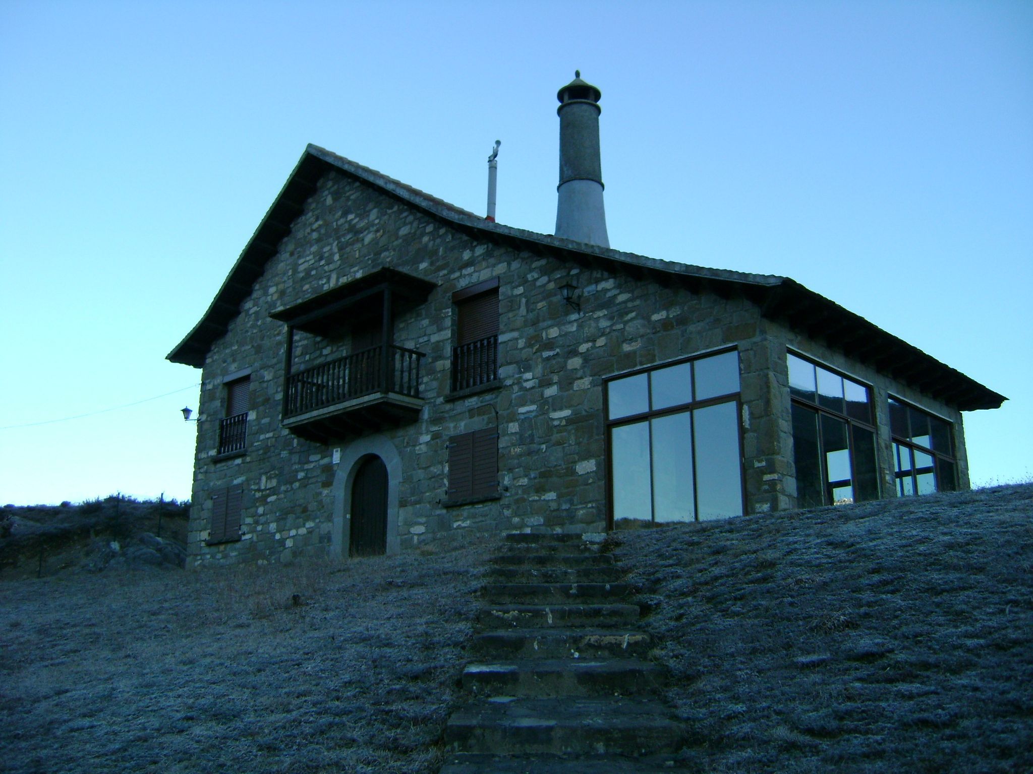 Vista exterior de Casa o xalet en venda en Valle de Hecho amb Jardí privat, Terrassa i Moblat