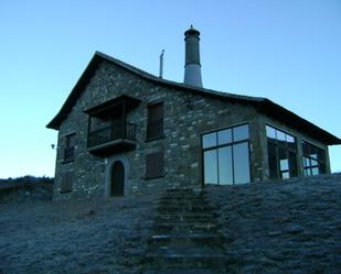 Vista exterior de Casa o xalet en venda en Valle de Hecho amb Jardí privat, Terrassa i Moblat