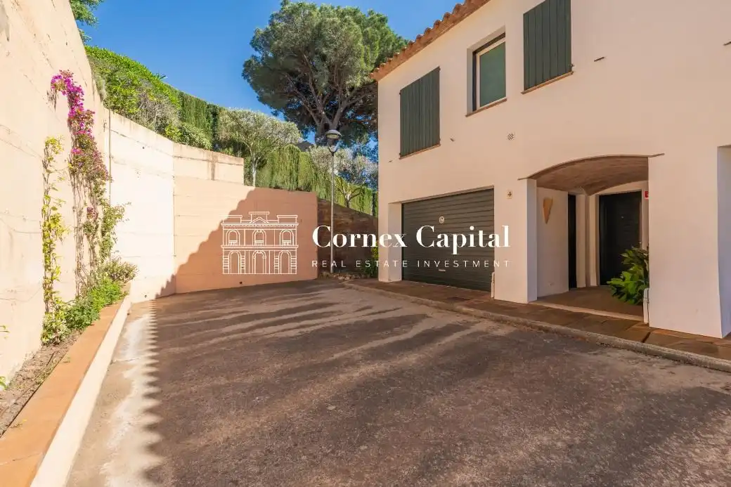 Vista exterior de Casa adosada en venda en Palafrugell amb Aire condicionat, Calefacció i Jardí privat