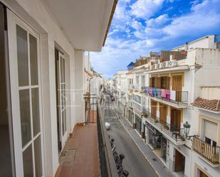 Vista exterior de Casa adosada en venda en Nerja amb Balcó