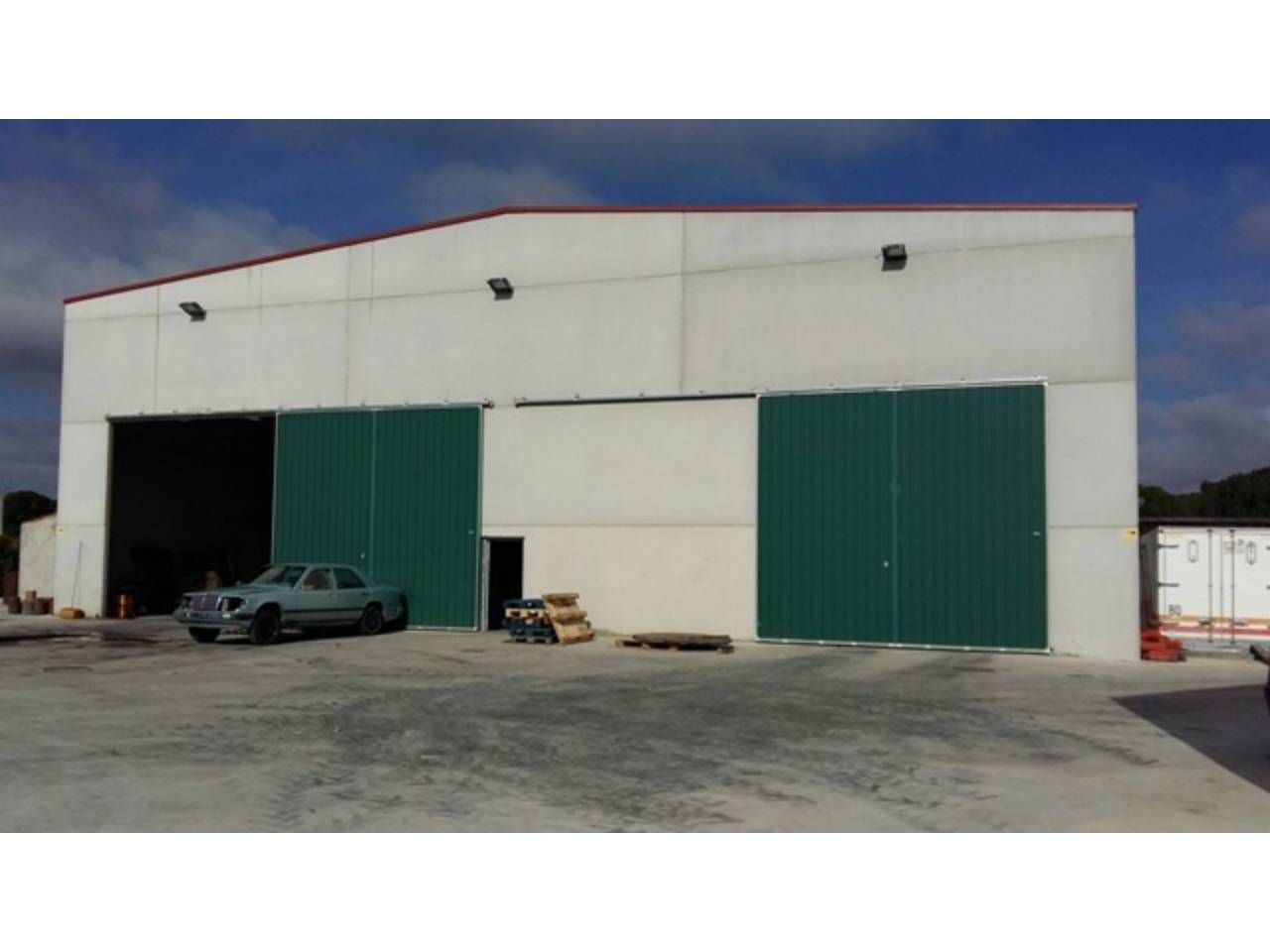 Vista exterior de Nave industrial en venta en Tiñosillos