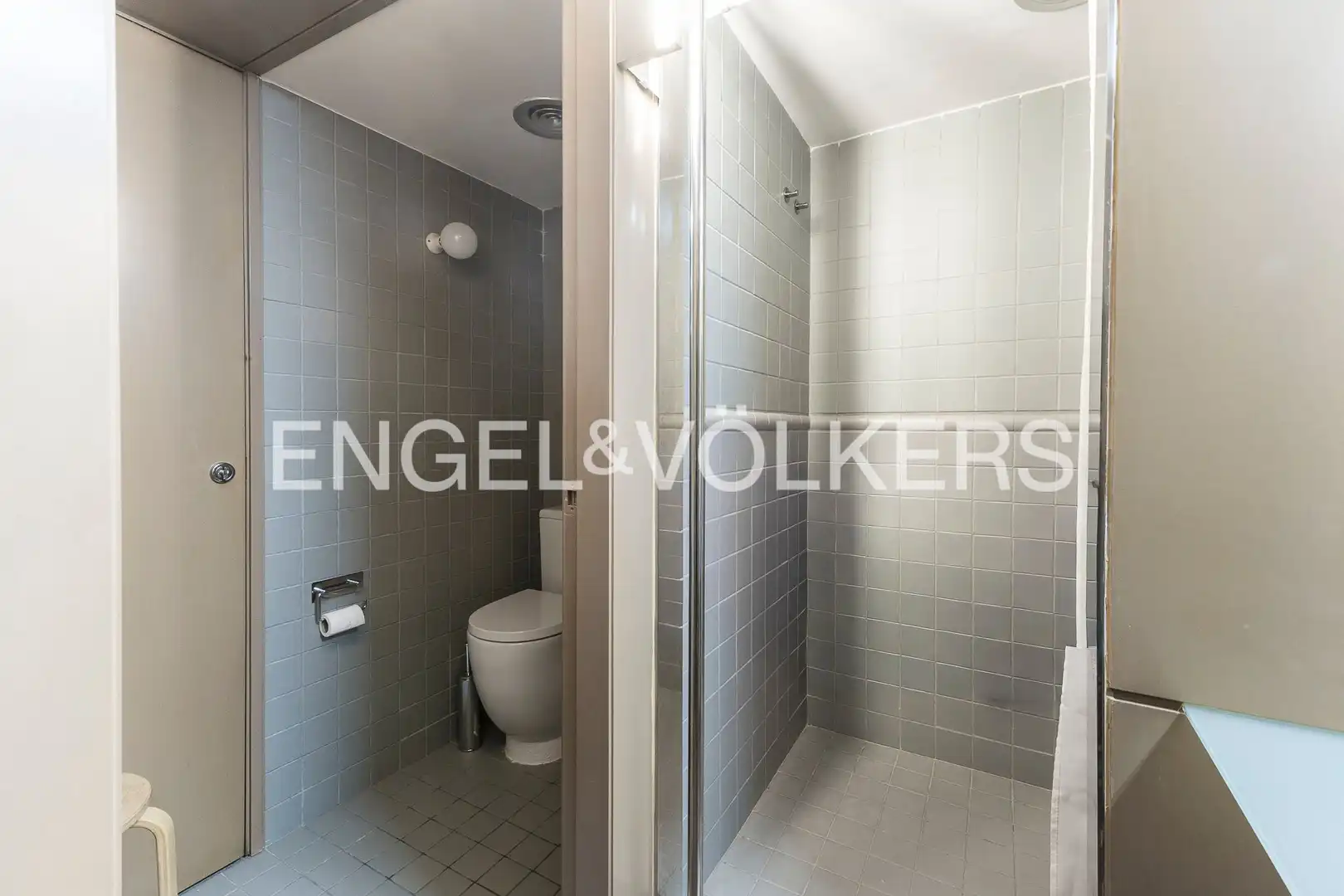 Badezimmer von Maisonette zum Verkauf in Barcelona mit Heizung und Parkett